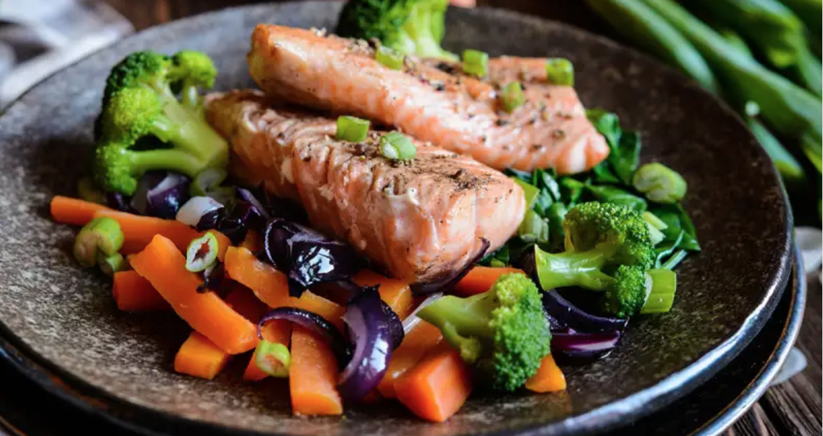 Salmón con verduras y zanahorias.